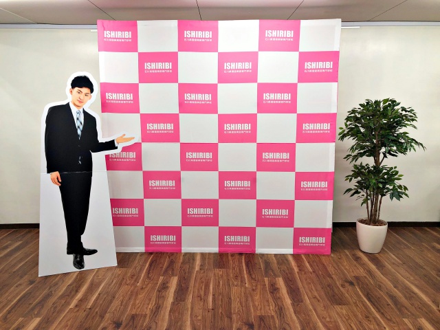 石川県理容美容専門学校様　屋内用バックパネルスタンド