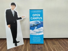 国際航空専門学校様 Lバナースタンド